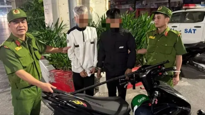 Hai đối tượng mang hung khí hành hung người đi đường